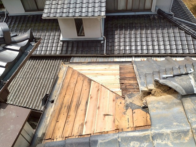 高松市　下地補強　補強工事中